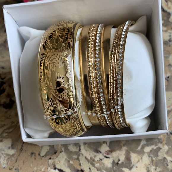 8 gold color bracelets. Brand new in box - Picture 4 of 4